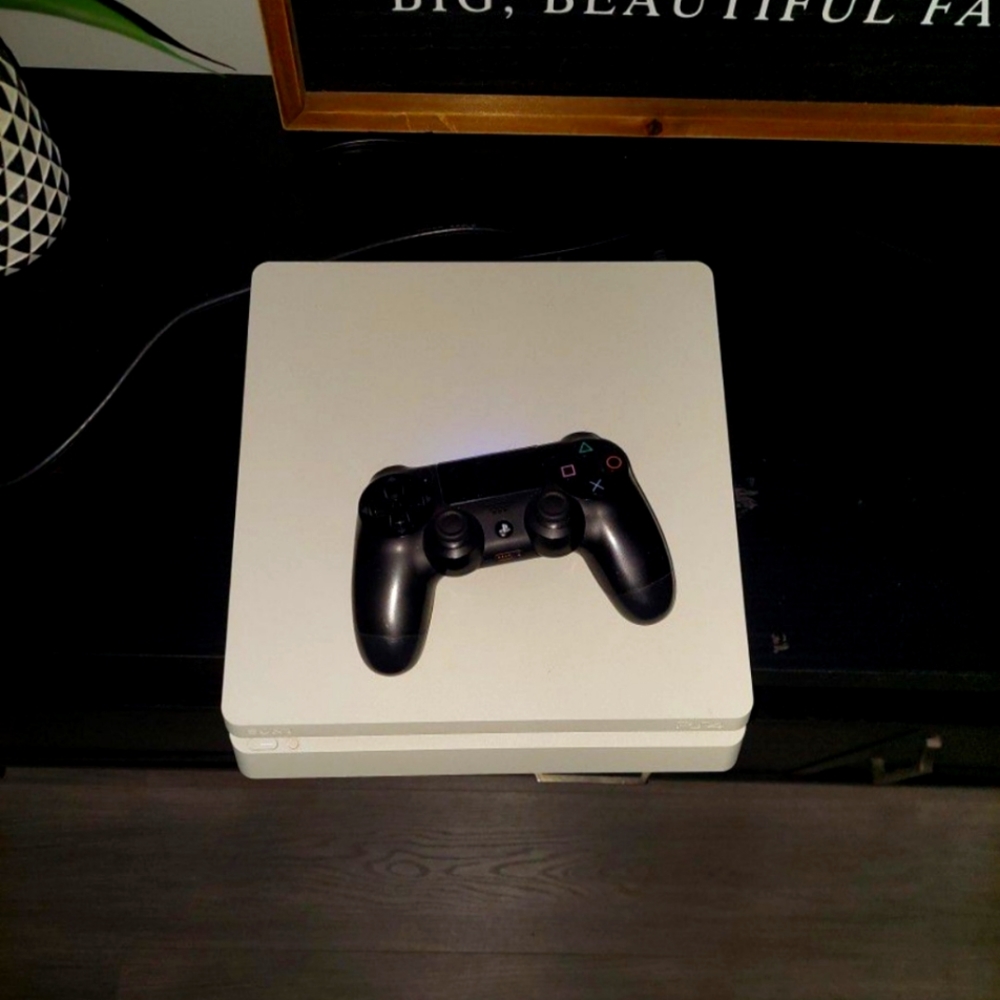 White Slim PS4